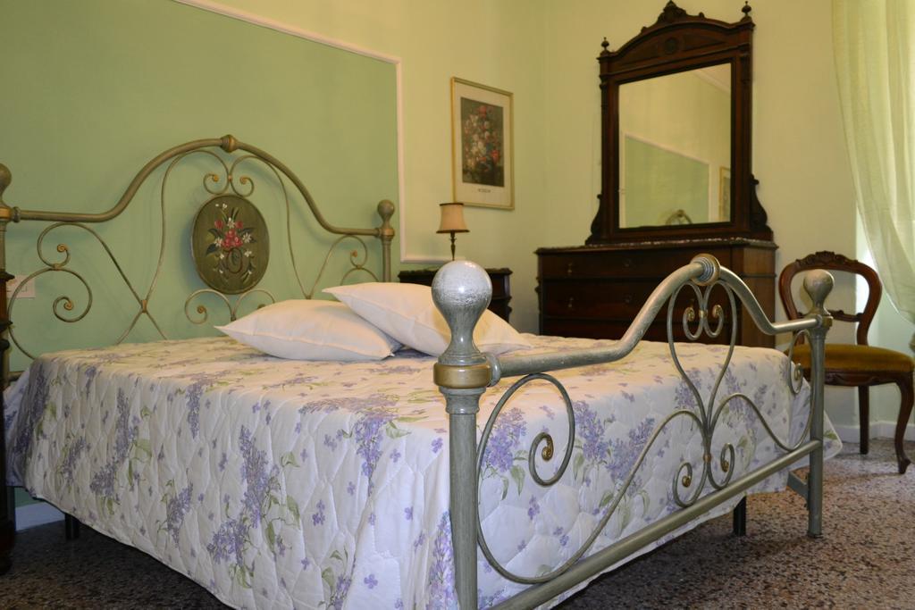 Corte Palazzo Picedi Benettini Sarzana Chambre photo
